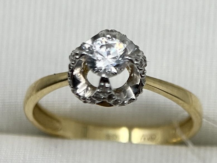 На фото Золотые кольца в Казахстане №кольцо из белого золота с фианит swarovskiом 16 вес 1.52 г:     .