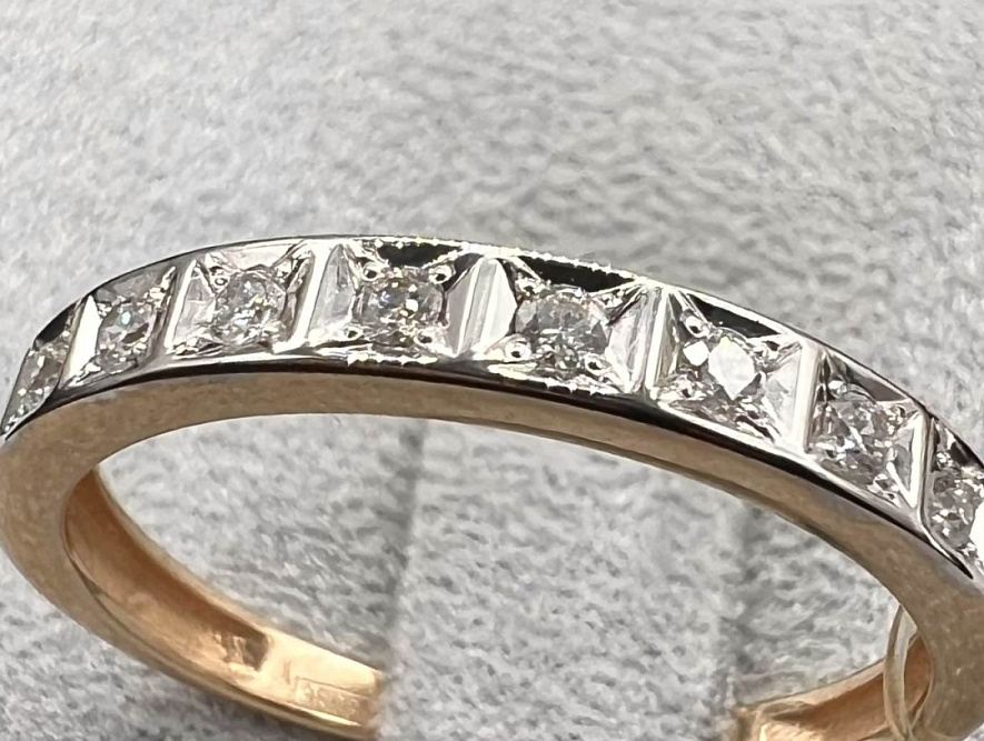 На фото Золотые кольца в Казахстане №кольцо из белого золота с бриллиантом 17 вес 1.62 г:     .