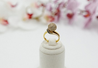 На фото Золотые кольца №1508: Желтое золото Родирование Бриллиант  .