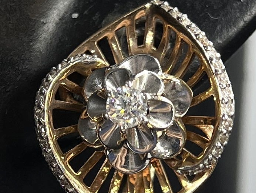 На фото Золотые серьги  №серьги из белого золота с бриллиантом вес 6.39 г:     .