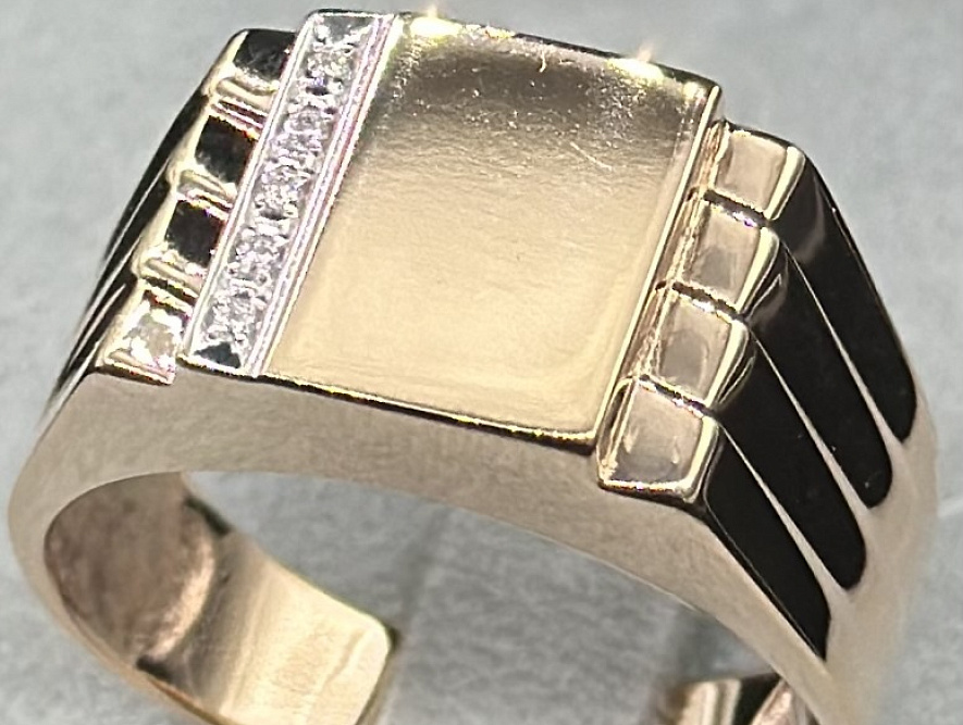 На фото Золотые печатки в Казахстане №печатка из красного золота с фианитом 22 вес 11.72 г:     .