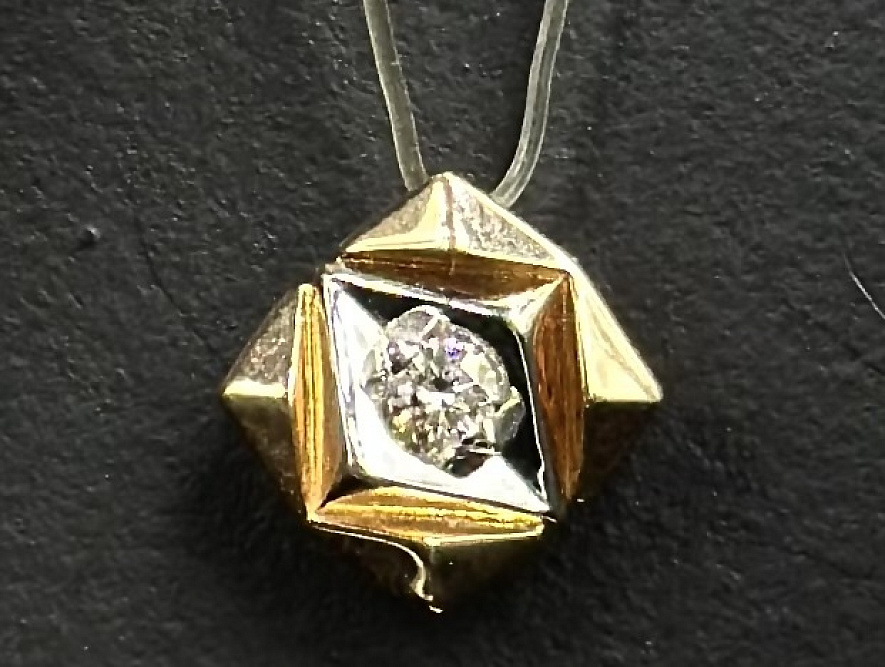 На фото Золотые подвески в Казахстане №подвеска из белого золота с бриллиантом вес 0.63 г:     .