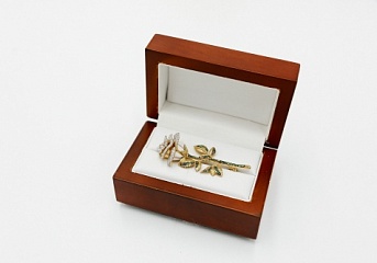 На фото Золотые броши в Казахстане №1421: Красное золото 585 Родирование Фианит  .