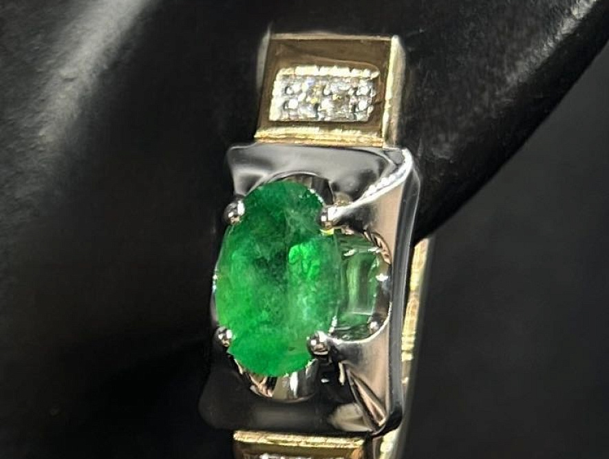 На фото Золотые серьги  №серьги из белого золота с бриллиантом и изумрудом вес 5.13 г:     .