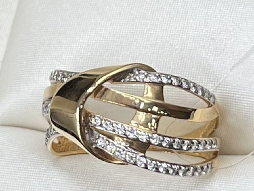 На фото Золотые кольца в Казахстане №кольцо из красного золота с фианитом 17 вес 2.88 г:     .