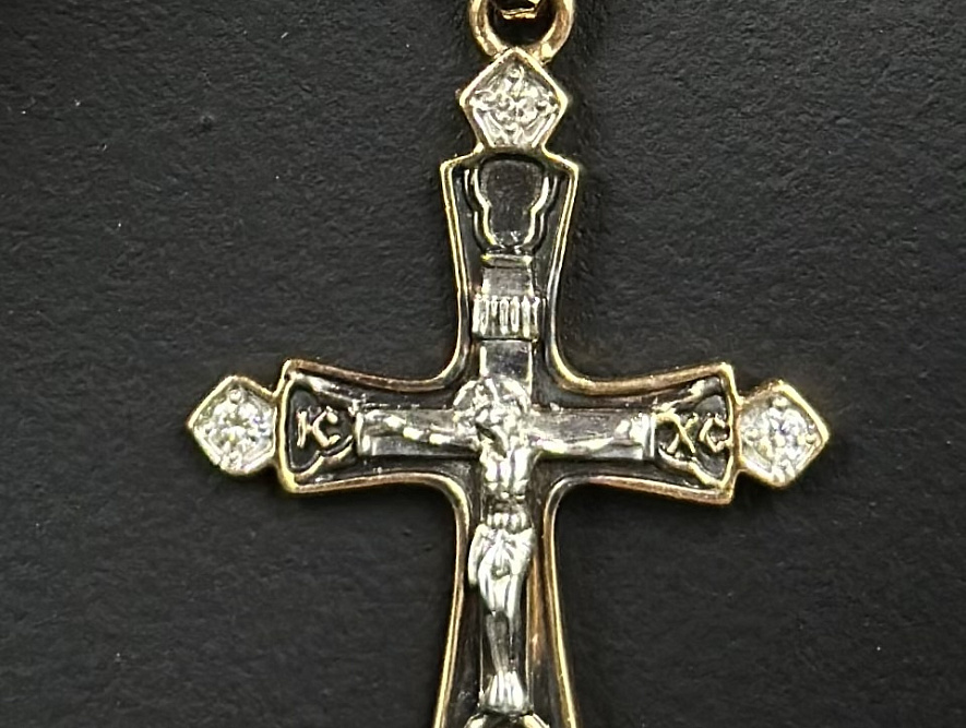 На фото Золотые кресты в Казахстане №крестик из красного золота с бриллиантом вес 2.74 г:     .