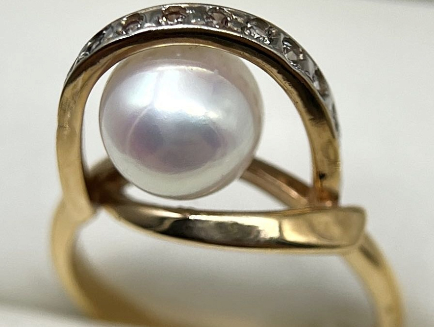 На фото Золотые кольца в Казахстане №кольцо из красного золота с жемчугом и фианитом 17.5 вес 4.34 г:     .