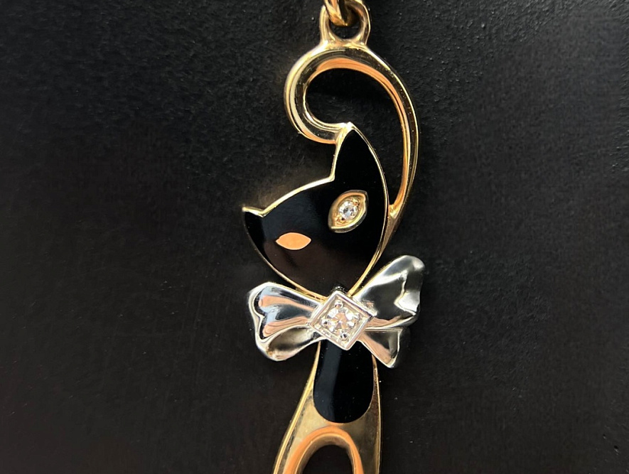 На фото Золотые подвески в Казахстане №подвеска из белого золота с бриллиантом и эмалью вес 1.89 г:     .