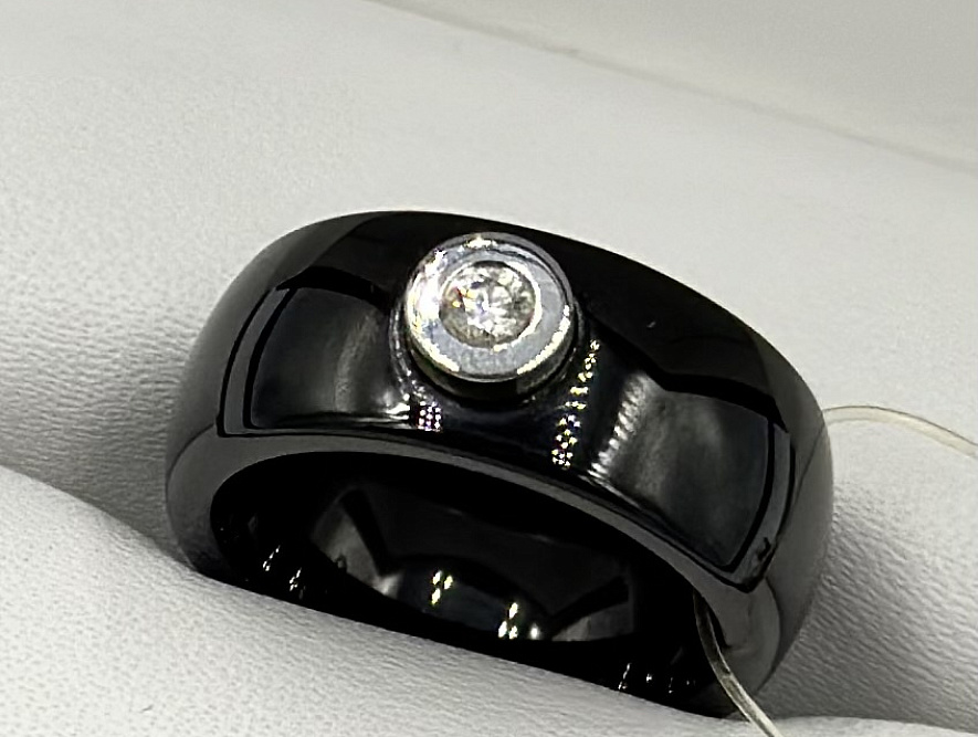 На фото Золотые кольца в Казахстане №кольцо из белого золота с бриллиантом 16.5 вес 7 г:     .