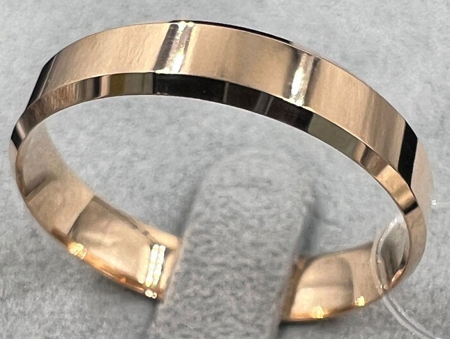 На фото Золотые кольца в Казахстане №обручальное кольцо из красного золота без вставки 22.5 вес 4.08 г:     .