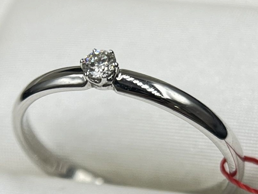 На фото Золотые кольца в Казахстане №кольцо из белого золота с бриллиантом 17.5 вес 1.41 г:     .