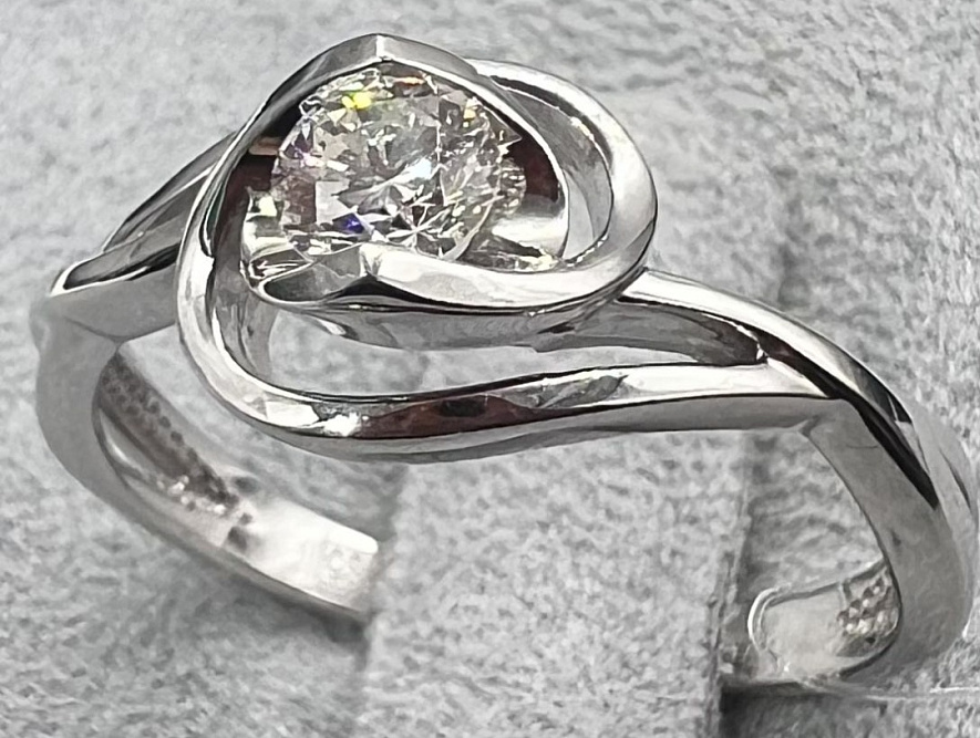 На фото Золотые кольца в Казахстане №кольцо из белого золота с бриллиантом 16.5 вес 2.39 г:     .