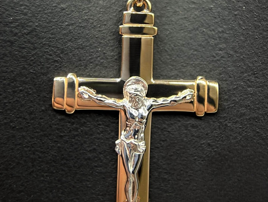 На фото Золотые кресты в Казахстане №крестик из белого золота без вставки вес 2.43 г:     .