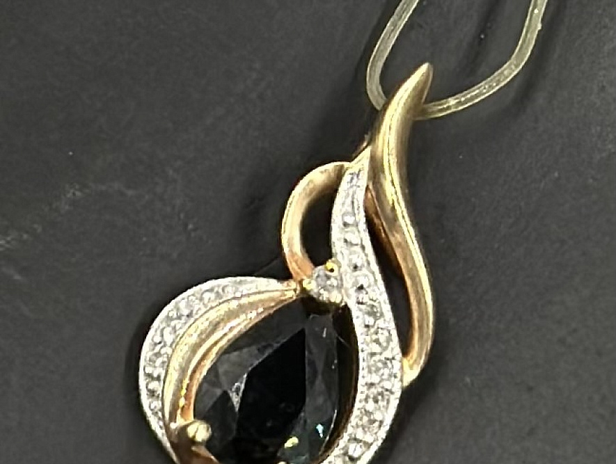 На фото Золотые подвески в Казахстане №подвеска из красного золота с бриллиантом и сапфиром вес 1.13 г:     .