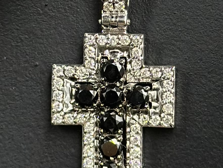 На фото Золотые кресты в Казахстане №крестик из белого золота с бриллиантом вес 4.71 г:     .