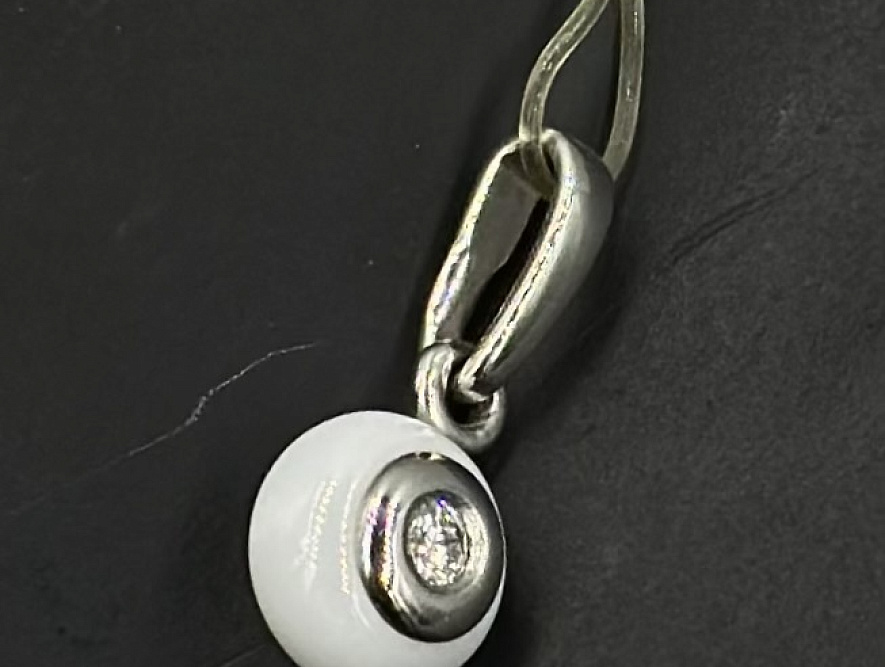 На фото Золотые подвески в Казахстане №подвеска из белого золота с бриллиантом и керамикой вес 0.6 г:     .