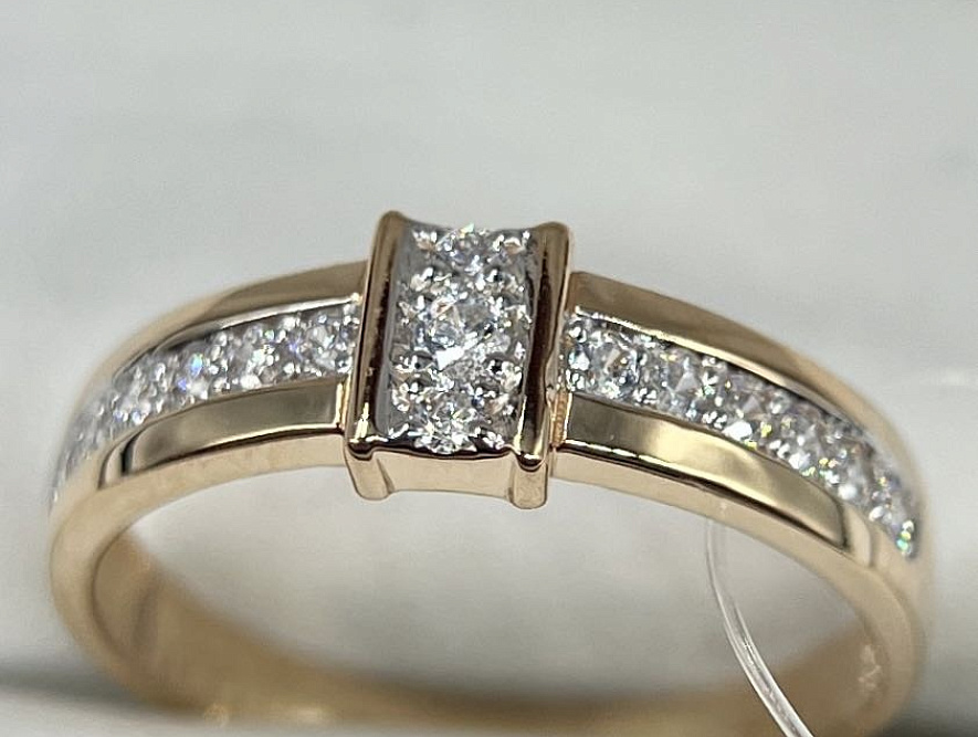 На фото Золотые кольца в Казахстане №кольцо из красного золота с фианитом 17 вес 1.94 г:     .