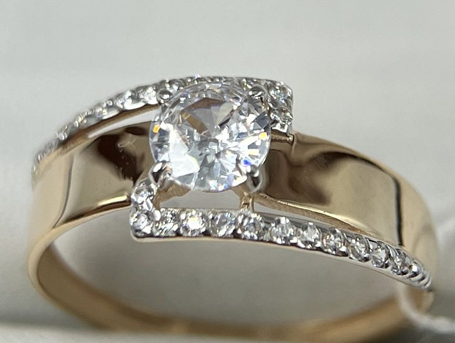 На фото Золотые кольца в Казахстане №кольцо из красного золота с фианитом 17 вес 1.19 г:     .