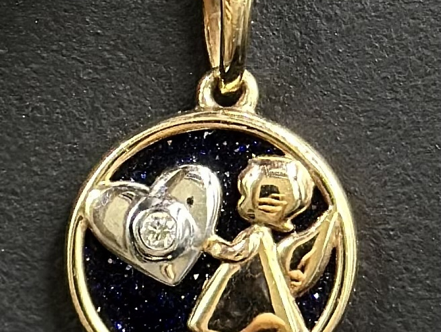 На фото Золотые подвески в Казахстане №подвеска из белого золота с бриллиантом и стеклоом вес 1.22 г:     .