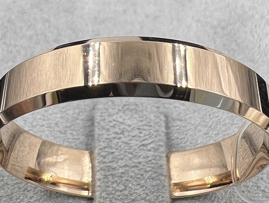 На фото Золотые кольца в Казахстане №обручальное кольцо из красного золота без вставки 20.5 вес 2.91 г:     .