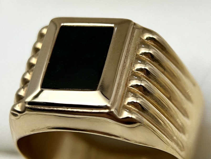 На фото Золотые печатки в Казахстане №печатка из красного золота с ониксом 19.5 вес 5.62 г:     .