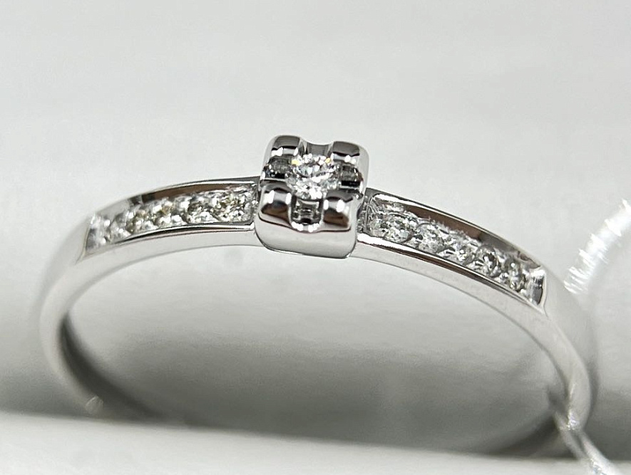 На фото Золотые кольца в Казахстане №кольцо из белого золота с бриллиантом 16 вес 0.75 г:     .