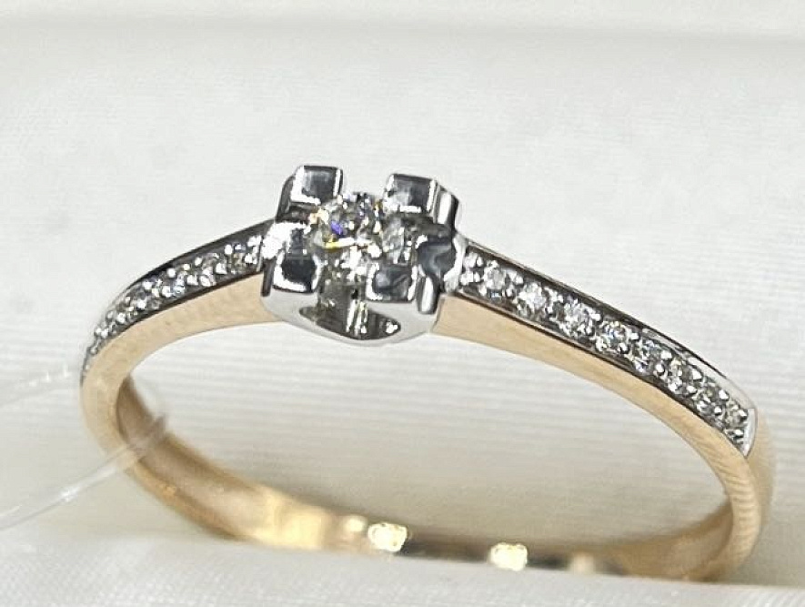 На фото Золотые кольца в Казахстане №кольцо из белого золота с бриллиантом 16 вес 1.22 г:     .