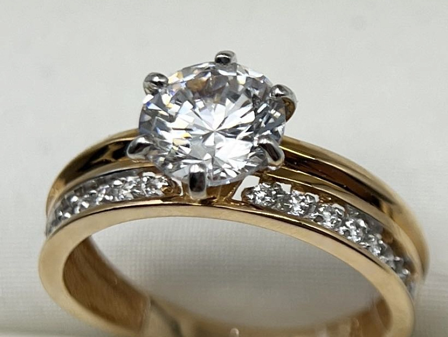 На фото Золотые кольца в Казахстане №кольцо из красного золота с фианитом 16.5 вес 2.75 г:     .