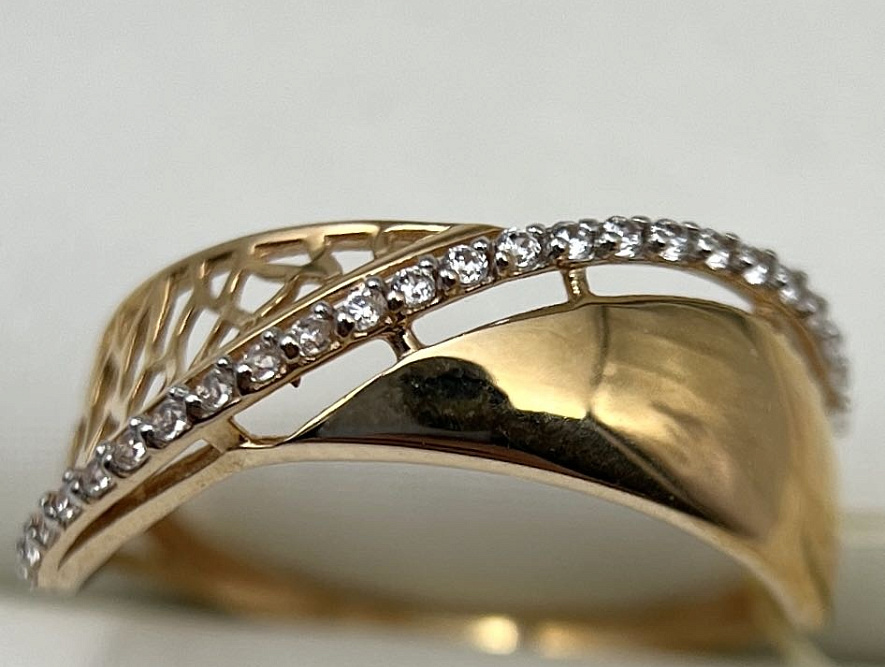 На фото Золотые кольца в Казахстане №кольцо из красного золота с фианитом 17 вес 1.47 г:     .