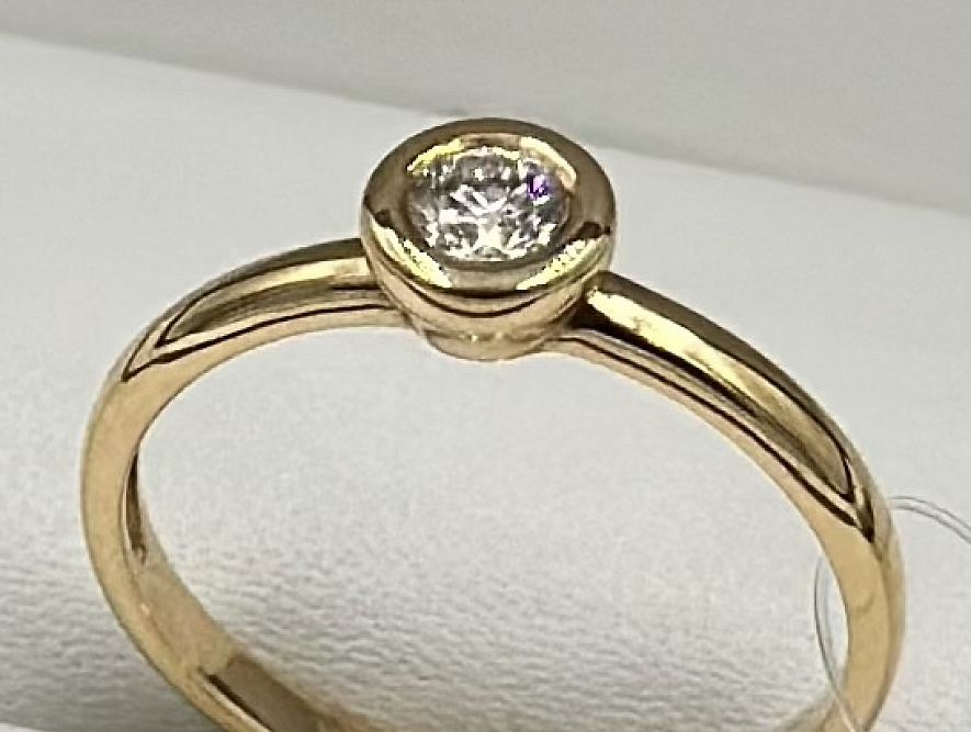 На фото Золотые кольца в Казахстане №кольцо из красного золота с бриллиантом 16.5 вес 1.66 г:     .