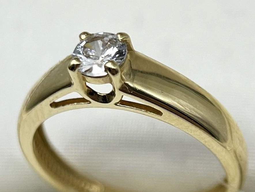 На фото Золотые кольца в Казахстане №кольцо из желтого золота с фианитом 15.5 вес 2.01 г:     .