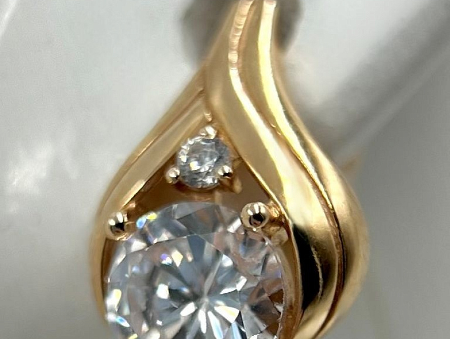 На фото Золотые серьги  №серьги из красного золота с фианитом вес 3.17 г:     .