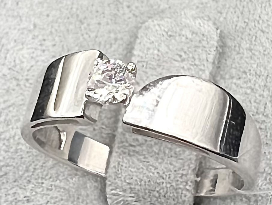 На фото Золотые кольца в Казахстане №кольцо из белого золота с кристалл swarovskiом 17.5 вес 2.37 г:     .