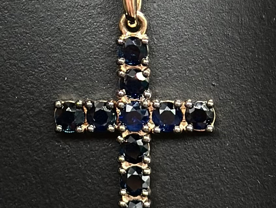 На фото Золотые кресты в Казахстане №крестик из красного золота с сапфиром вес 1.79 г:     .