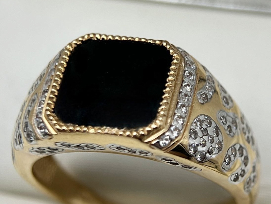 На фото Золотые печатки в Казахстане №печатка из красного золота с фианитом и ониксом 20.5 вес 6.61 г:     .