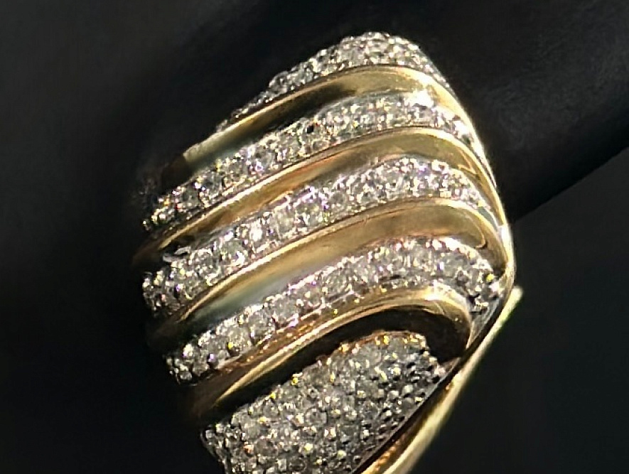 На фото Золотые серьги  №серьги из красного золота с бриллиантом вес 6.25 г:     .