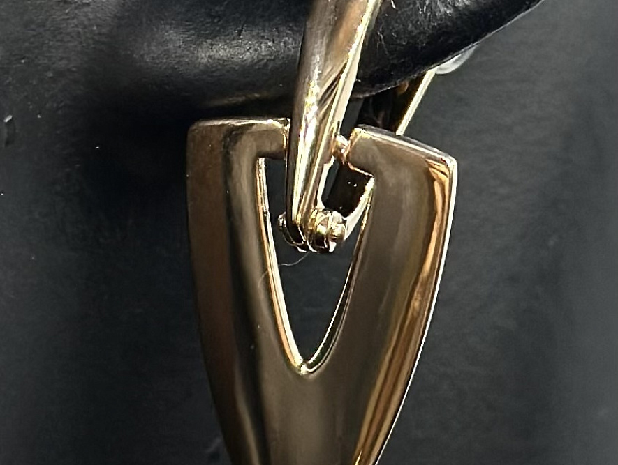 На фото Золотые серьги  №серьги из красного золота без вставки вес 4 г:     .