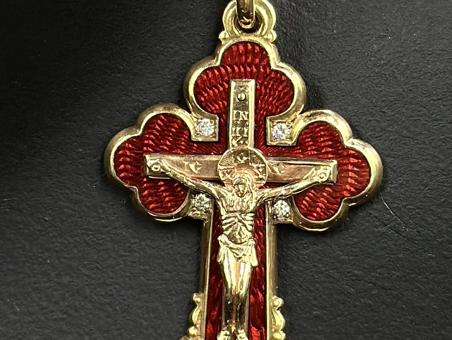 На фото Золотые кресты в Казахстане №крестик из красного золота с бриллиантом и эмалью вес 6.36 г:     .
