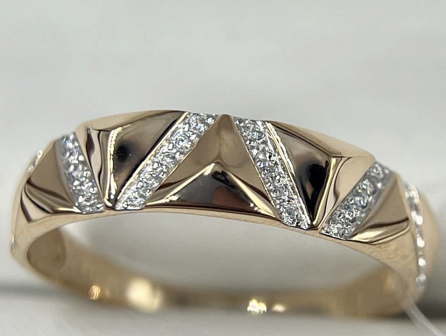 На фото Золотые кольца в Казахстане №кольцо из красного золота с фианитом 19 вес 1.85 г:     .