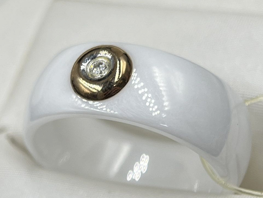 На фото Золотые кольца в Казахстане №кольцо из красного золота с бриллиантом и керамикой 19 вес 6.93 г:     .