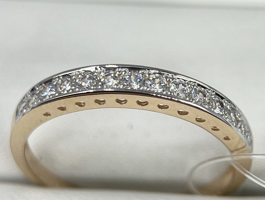 На фото Золотые кольца в Казахстане №кольцо из белого золота с фианитом 18.5 вес 1.75 г:     .