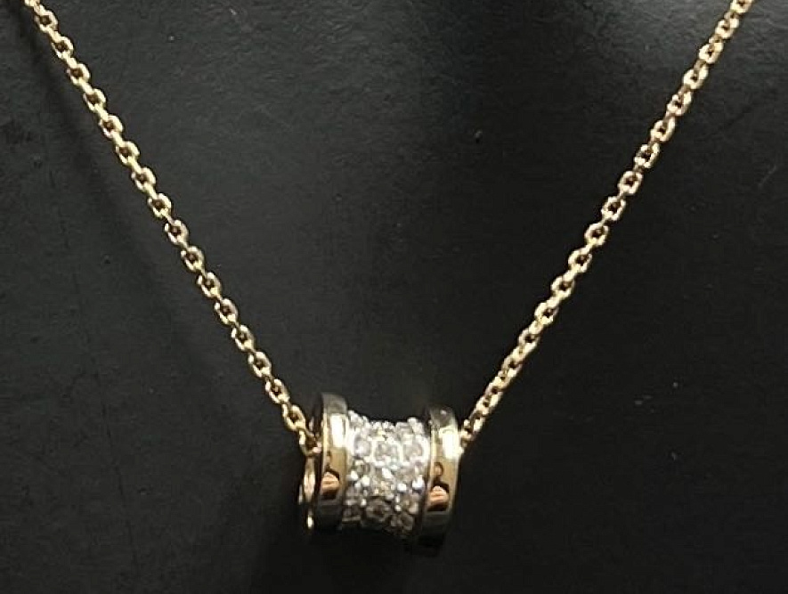 На фото Золотые колье в Казахстане №колье из красного золота с бриллиантом вес 3.43 г:     .