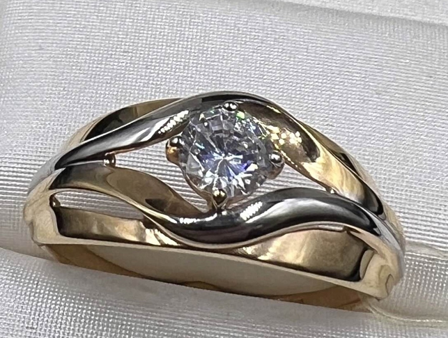 На фото Золотые кольца в Казахстане №кольцо из красного золота без вставки 20 вес 3 г:     .