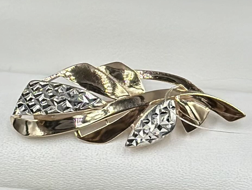 На фото Золотые булавки в Казахстане №булавка из белого золота без вставки вес 1.72 г:     .