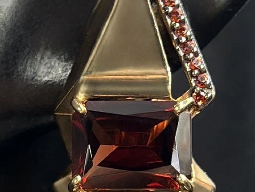 На фото Золотые серьги  №серьги из красного золота с гранатом и фианитом вес 4.1 г:     .