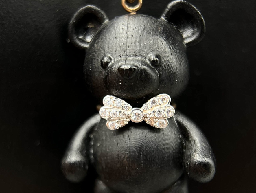 На фото Золотые подвески в Казахстане №подвеска из красного золота с фианитом и деревоом вес 3.67 г:     .