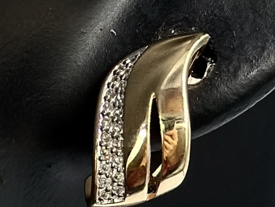 На фото Золотые серьги  №серьги из красного золота с фианитом вес 3.35 г:     .