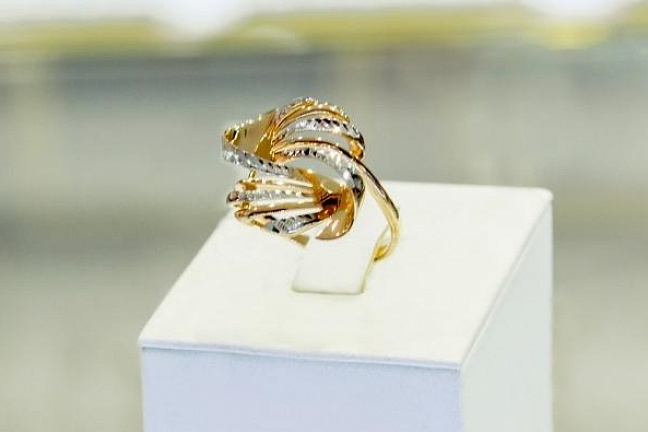На фото Золотые кольца в Казахстане №1013: Красное золото Au585 Родирование   Александра.