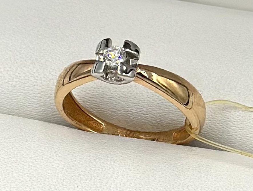 На фото Золотые кольца в Казахстане №помолвочное кольцо из белого золота с бриллиантом 15.5 вес 2.08 г:     .