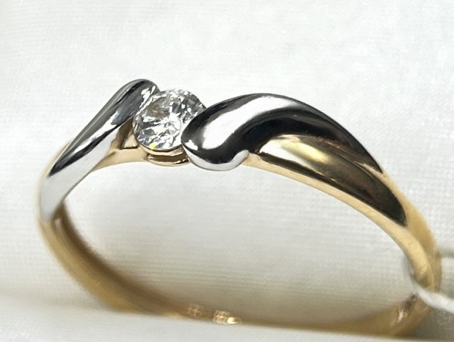 На фото Золотые кольца в Казахстане №кольцо из белого золота с бриллиантом 16 вес 1.35 г:     .